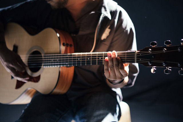 Jak se naučit hrát na kytaru snadno a rychle