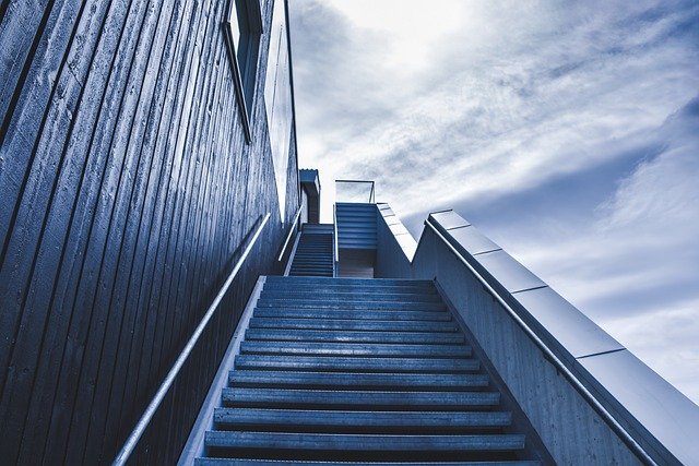 Co by mělo splňovat moderní schodiště